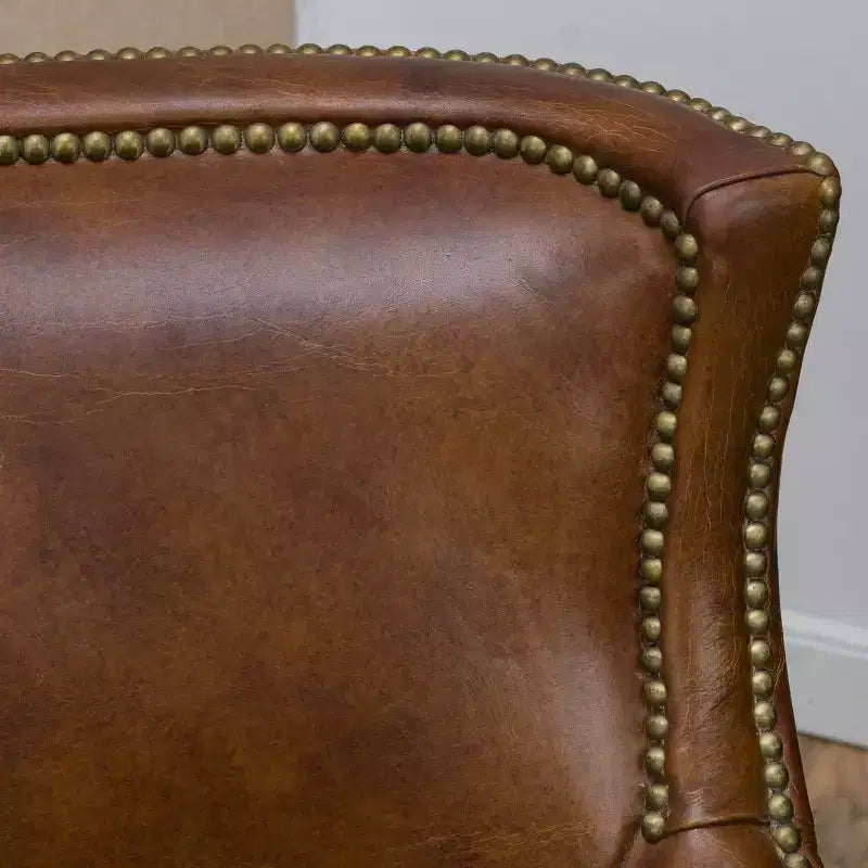 Sillón Club Tapizado en Cuero Marrón con Brazos – 1 Plaza