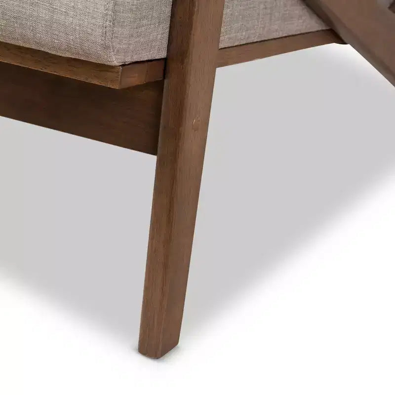 Sofá de 3 plazas tapizado en gris claro con patas de madera de caucho de nogal