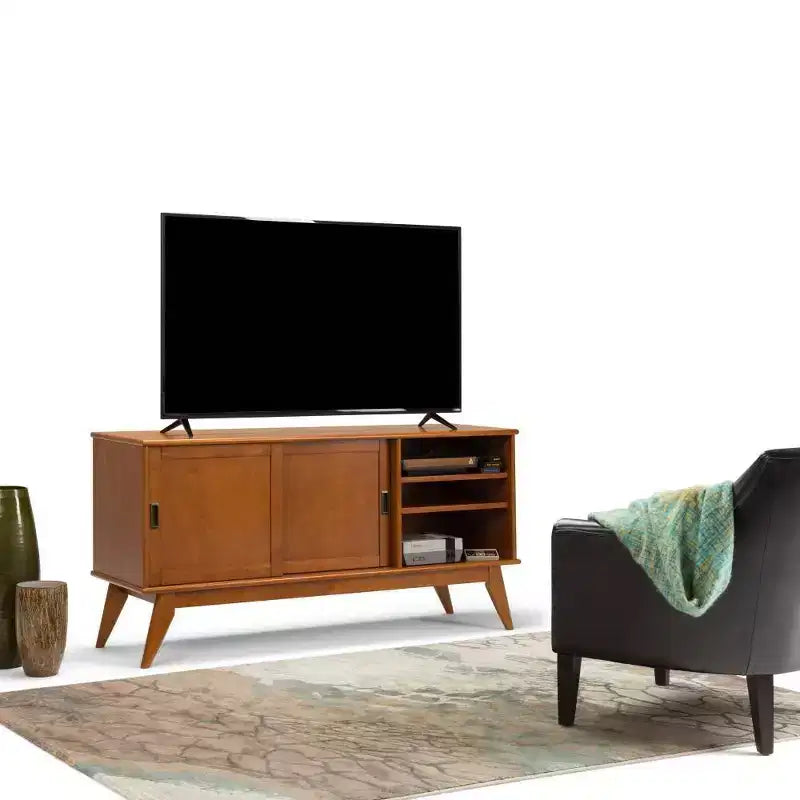 Mueble para TV con puerta corredera de teca marrón para televisores de hasta 66"