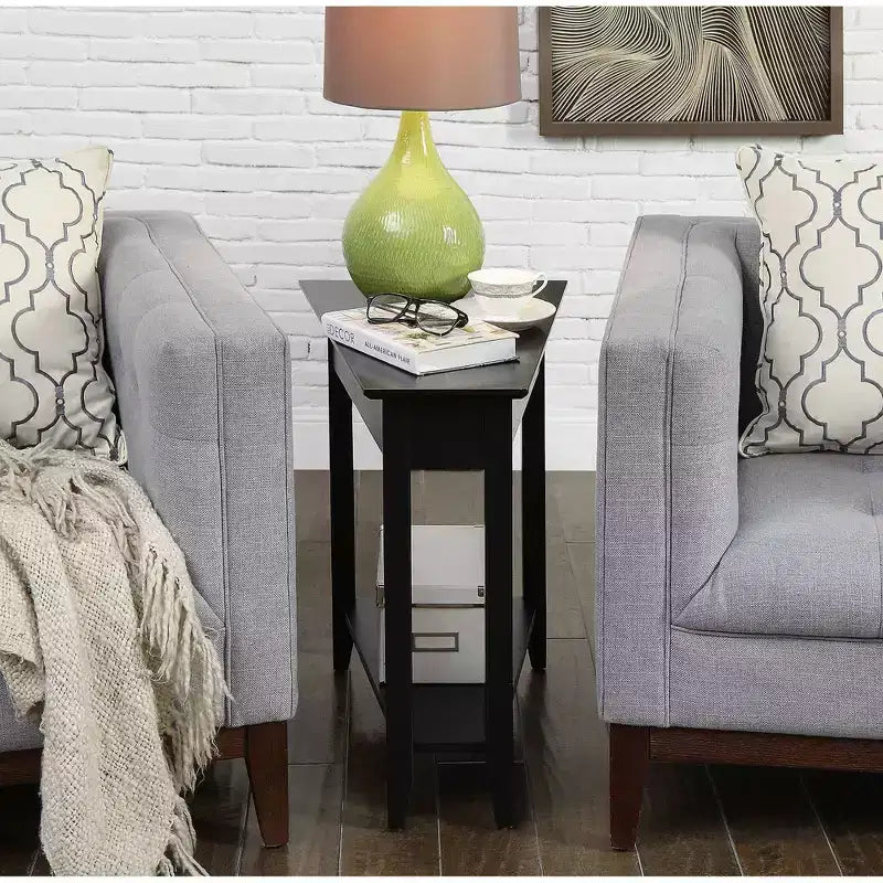 Cerezo / Negro / Espresso / Blanco / Madera flotante — Mesa auxiliar triangular en cuña con estante, 1 persona