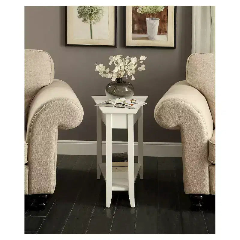 Cerezo / Negro / Espresso / Blanco / Madera flotante — Mesa auxiliar triangular en cuña con estante, 1 persona